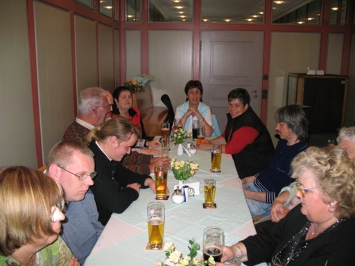 Wir sitzen mit unseren Getr�nken in einer  gem�tlichen und lustigen Runde an einem langen Tisch zusammen.
